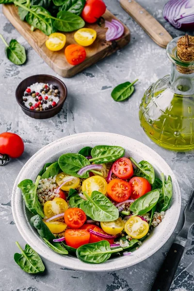 Insalata sana con spinaci, quinoa, pomodori gialli e rossi, cipolle e semi — Foto Stock