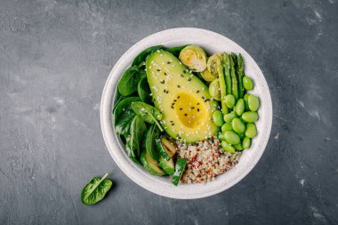 Yeşil vejetaryen Buda kase salata ızgara sebzeler ve quinoa, ıspanak, avokado, Brüksel lahanası, kabak, kuşkonmaz, edamame fasulye ile