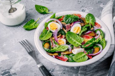 Öğle Yemeği tabak ıspanak salatası jambon, mantar, yumurta ve kırmızı soğan
