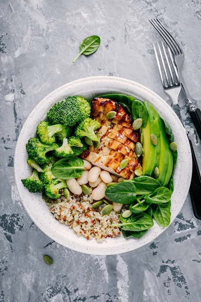 Almuerzo de buddha verde con pollo a la parrilla y quinua, espinacas, aguacate, brócoli y judías blancas — Foto de Stock