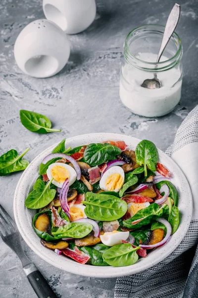 Salade d'épinards avec bacon, champignons, œufs et oignons rouges — Photo