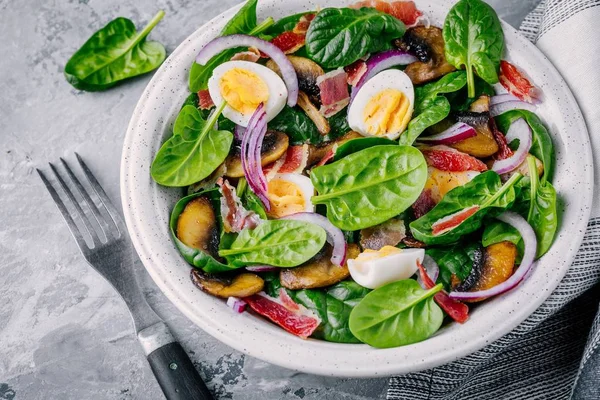 Lunchschüssel mit Spinatsalat mit Speck, Pilzen, Eiern und roten Zwiebeln — Stockfoto