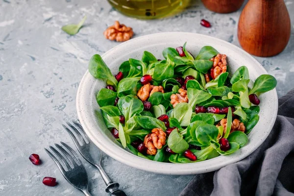 Salade saine de laitue d'agneau verte aux noix et graines de grenade — Photo