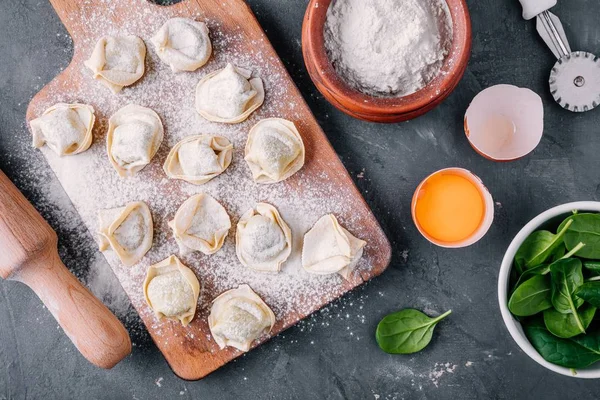 Pastas frescas caseras de tortellini o raviolis con espinacas —  Fotos de Stock