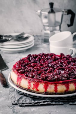ev yapımı çikolata temel ve kiraz soslu cheesecake