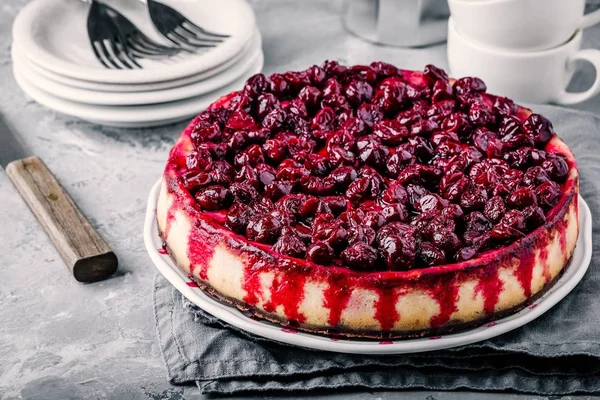 Cheesecake caseiro com base de chocolate e molho de cereja — Fotografia de Stock
