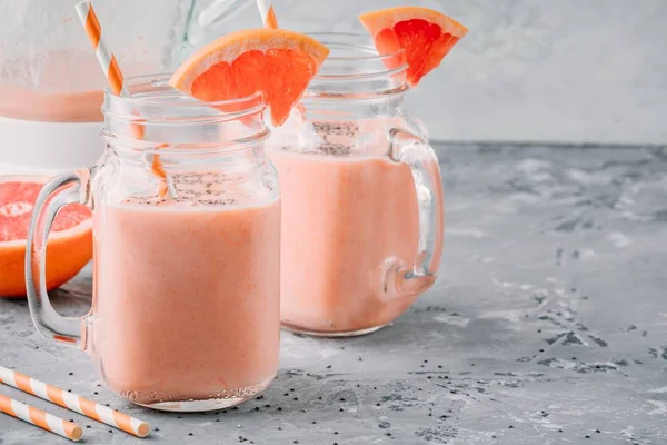 Υγιείς detox smoothie σε βάζο κτιστών κόκκινο γκρέιπφρουτ με μπανάνα και chia σπόρους — Φωτογραφία Αρχείου