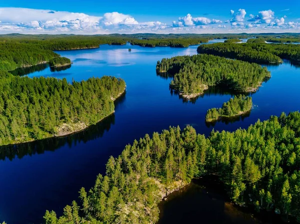Vista aérea de lagos azules y bosques verdes en un soleado día de verano en Finlandia . — Foto de Stock