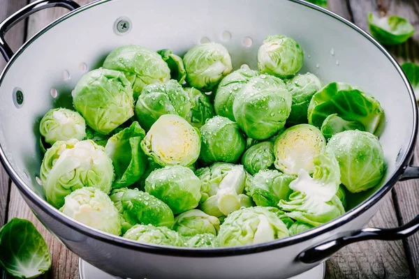 Cavoletti di Bruxelles biologici freschi in un colino — Foto Stock