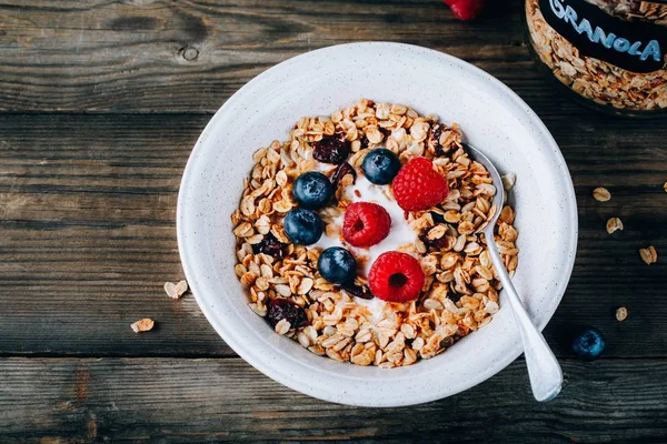 健康的早餐碗。自制麦片, 天然酸奶, 蓝莓和覆盆子 — 图库照片
