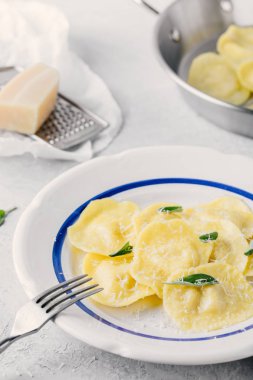 mantı makarna parmesan peyniri ve adaçayı ile