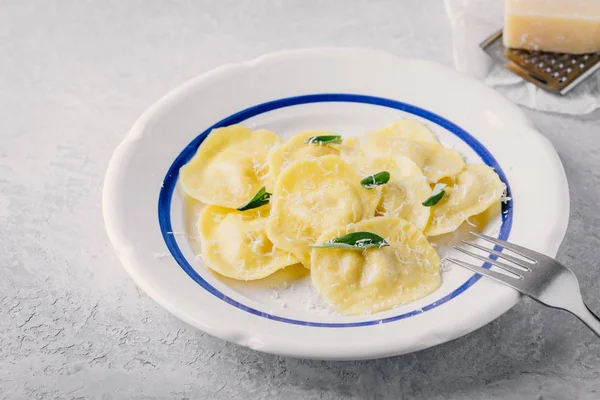 Ravioli pasta med parmesan och salvia — Stockfoto