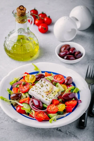 Beyaz peynir, zeytin, domates, salatalık, kırmızı biber ve kırmızı soğan ile lezzetli Yunan salatası. — Stok fotoğraf