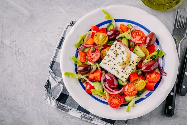 Délicieuse salade grecque au fromage feta, olives, tomates, concombres, paprika et oignons rouges . — Photo