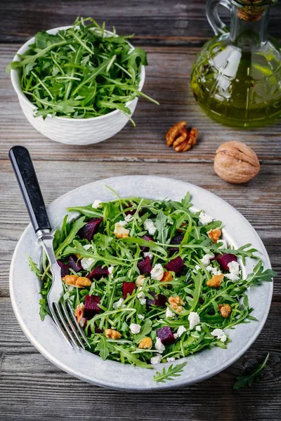 Insalata verde fresca con rucola, barbabietole, noci e formaggio di capra — Foto Stock