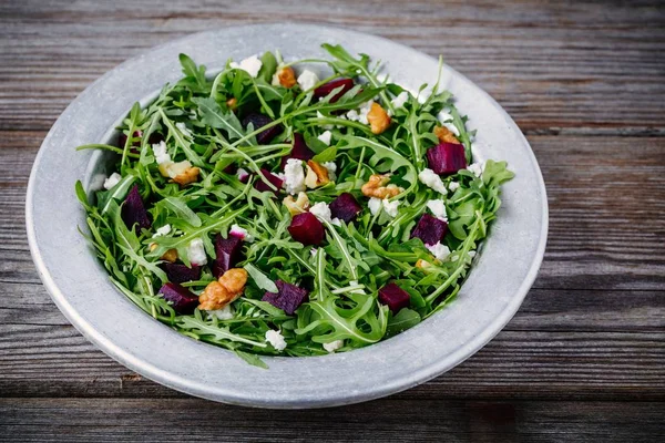 Salade verte fraîche avec roquette, betteraves, noix et fromage de chèvre — Photo