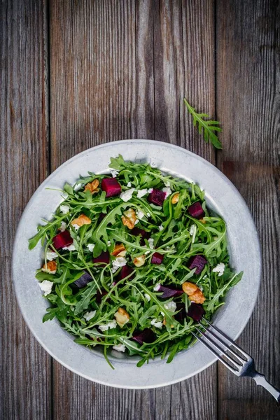 Свіжий зелений салат з руколою, буряком, волоськими горіхами та сиром фета — стокове фото