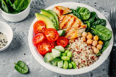 Buda kase ıspanak salatası, quinoa, nohut, ızgara tavuk, avokado, domates, salatalık, susam ile. 