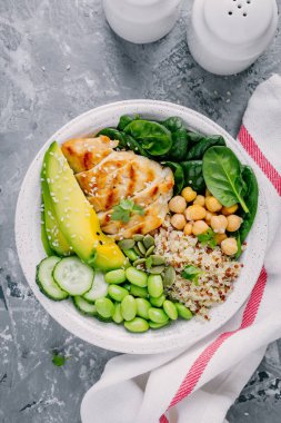 Buda kase salata ıspanak, quinoa, Leblebi, ızgara tavuk, avokado, edamame fasulye, salatalık, susam ve kabak çekirdeği ile. 
