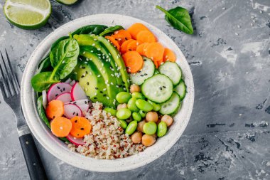Ispanak, quinoa, Leblebi, ızgara tavuk, avokado, edamame fasulye, salatalık, susam ve kabak çekirdeği ile vegan Buda kase salata. 