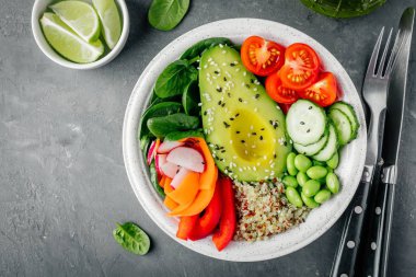Sağlıklı sebze yemek Buda kase. Avokado, quinoa, domates, salatalık, turp, ıspanak, havuç, kırmızı biber ve edamame fasulye salatası. 