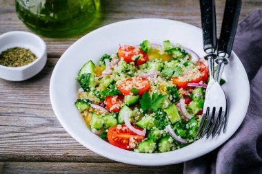 Quinoa Tabbouleh salata kasesi salatalık, domates, kırmızı soğan ve maydanoz ile