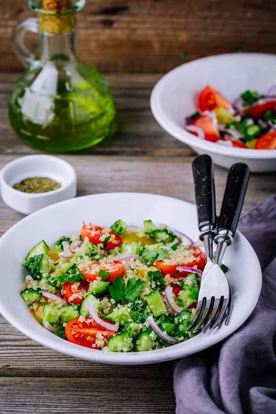 Quinoa Tabbouleh salátástál, uborka, paradicsom, lilahagyma és petrezselyem — Stock Fotó