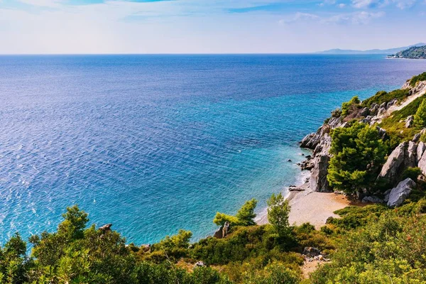 Vackra landskap av turkosa havet och klippiga kusten i Grekland — Stockfoto