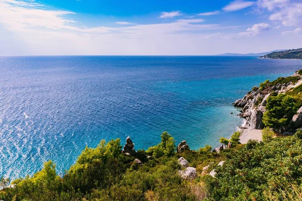 Vackra landskap av turkosa havet och klippiga kusten i Grekland — Stockfoto