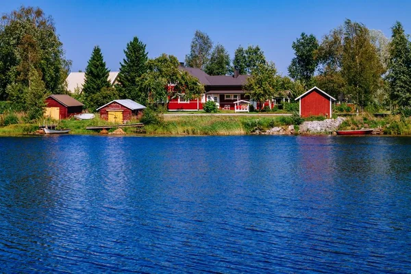 Vista aérea da ponte através do lago azul na paisagem de verão na Finlândia — Fotografia de Stock