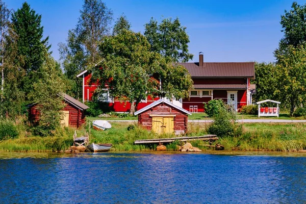 Luchtfoto van brug over blue lake in zomer landschap in Finland — Stockfoto