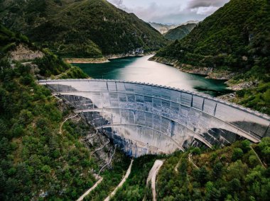 Valvestino Barajı İtalya. Hidroelektrik Santrali.