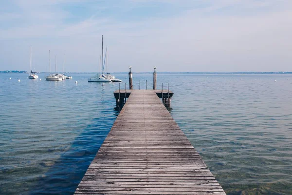 木製の桟橋の明確な朝の空と海の青緑色の水と海のビュー. — ストック写真