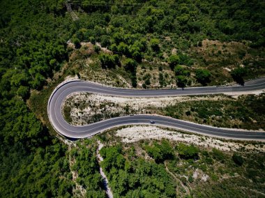 Yeşil orman Hırvatistan ile dağda eğri yolun bir araba ile havadan görünümü