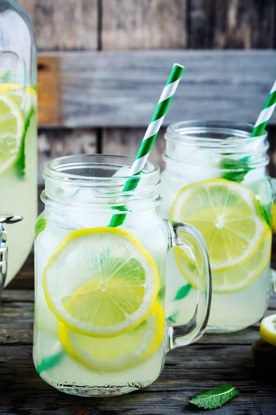 Hausgemachte Limonade mit Minze, Eis und frischen Zitronenscheiben im Einmachglas — Stockfoto