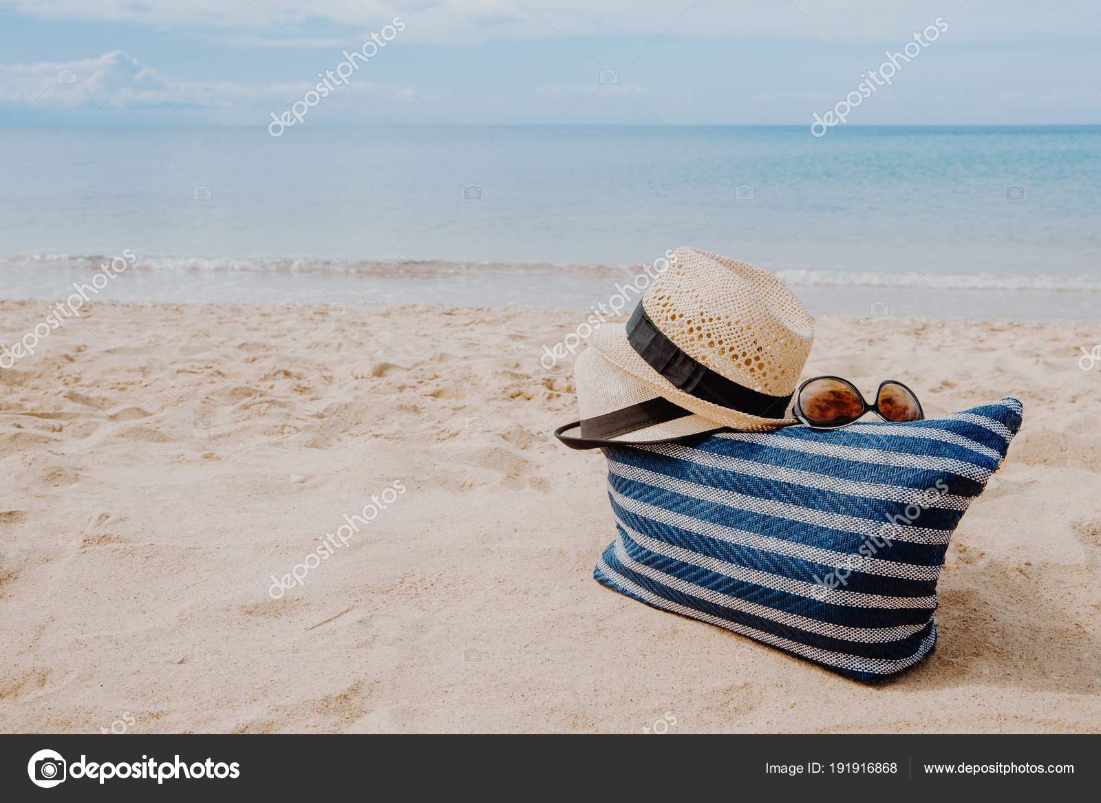 Sac De Plage Bleu Avec Lunettes De Soleil Et De Chapeaux Sur