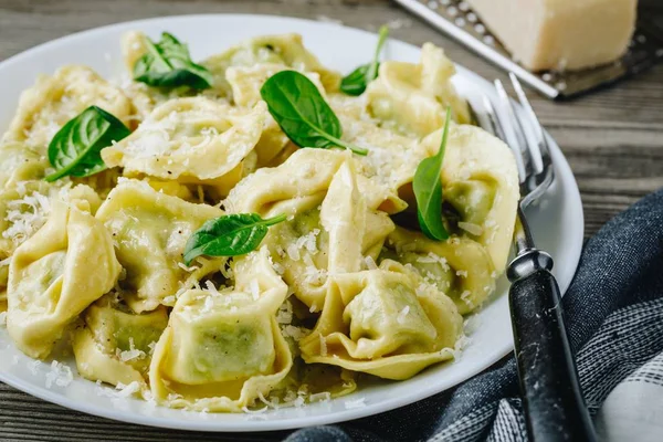 Italiensk ravioli-pasta med spinat og ricotta på trebakgrunn – stockfoto