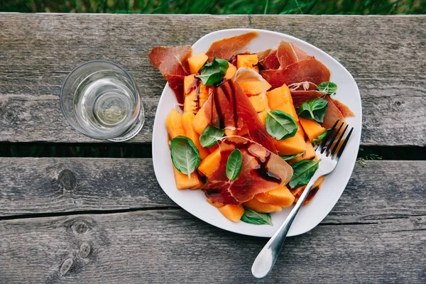 Schinken und Melone Salat mit Basilikum und Balsamico-sauce. — Stockfoto