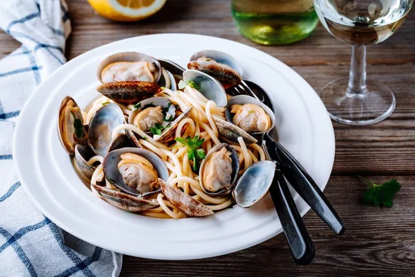 Traditionelle italienische Meeresfrüchte-Pasta mit Venusmuscheln Spaghetti alle vongole — Stockfoto