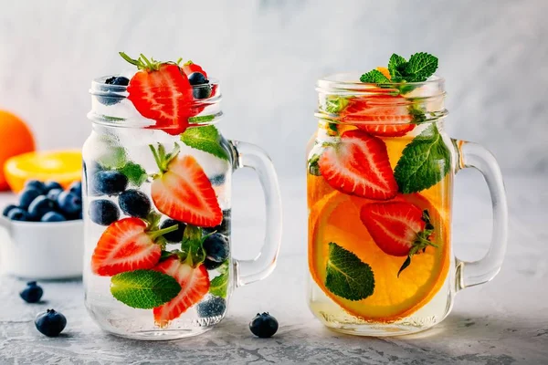 Yaban mersini, çilek, portakal ve nane ile infüzyon Detoks su. Soğuk yaz kokteyl veya limonata buz.