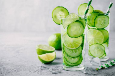 Salatalık ve kireç infüzyon Detoks suyla. 