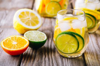 Serinletici bir yaz buz gibi içki. Beyaz şarap sangria cam kireç, limon ve portakal ile 