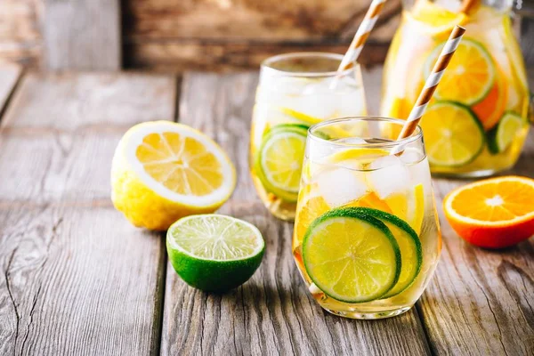 爽やかな夏の冷たいドリンク。ライム、レモン、オレンジでガラスに白ワインのサングリア — ストック写真
