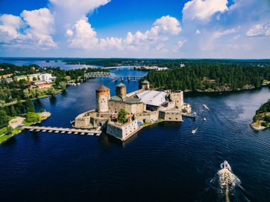 Olavinlinna Ortaçağ Kalesi Savonlinna, Finlandiya için havadan görünümü