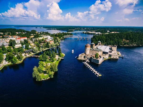 Olavinlinna Ortaçağ Kalesi Savonlinna, Finlandiya için havadan görünümü — Stok fotoğraf