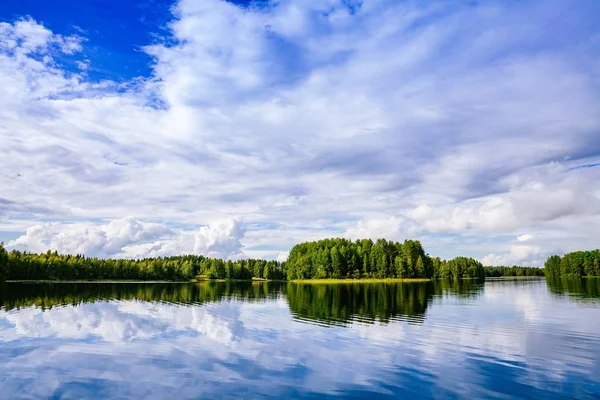 Vue campagne idyllique avec lac bleu et ciel. Paysage estival en Finlande rurale . — Photo