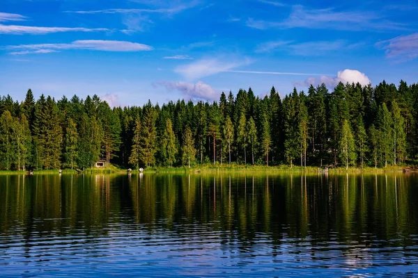 Idylické krajiny krajiny pohled se modré jezero a dům na pobřeží. Letní chatu ve Finsku. — Stock fotografie