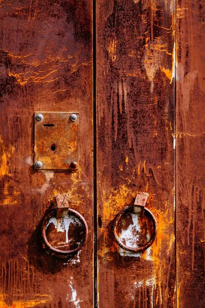 Puerta de hierro oxidada vieja con mango redondo . — Foto de Stock