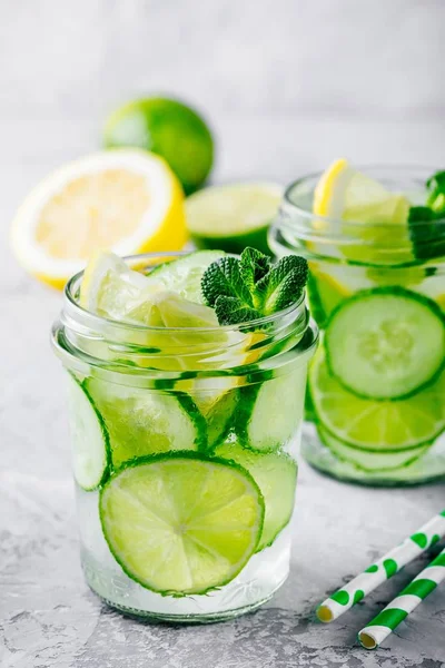 Aufgossenes Entgiftungswasser mit Gurke, Zitrone und Limette. — Stockfoto