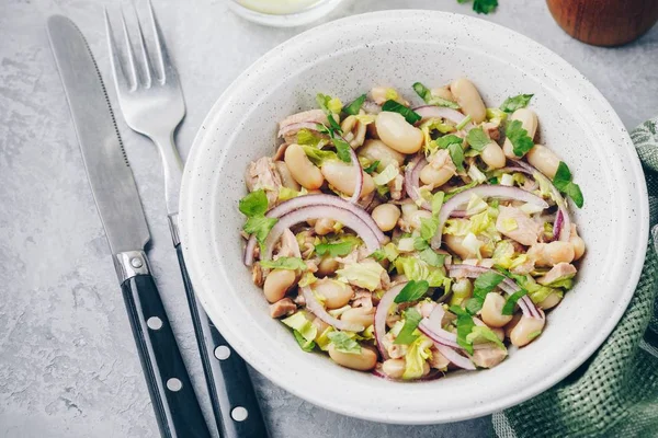 Tonijnsalade met witte bonen, rode ui, selderij en peterselie — Stockfoto